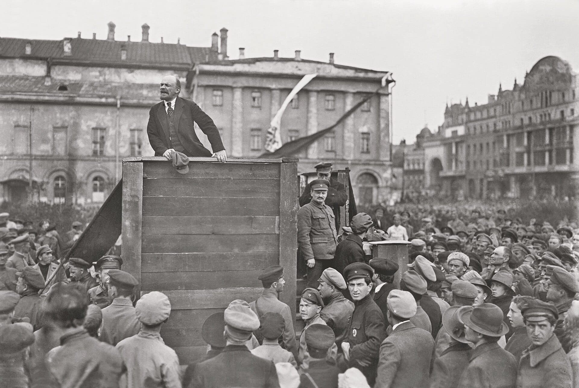 Lênin discursa às tropas em Moscou, 5 de maio de 1920 · Grigory Petrovich Goldstein · 1920