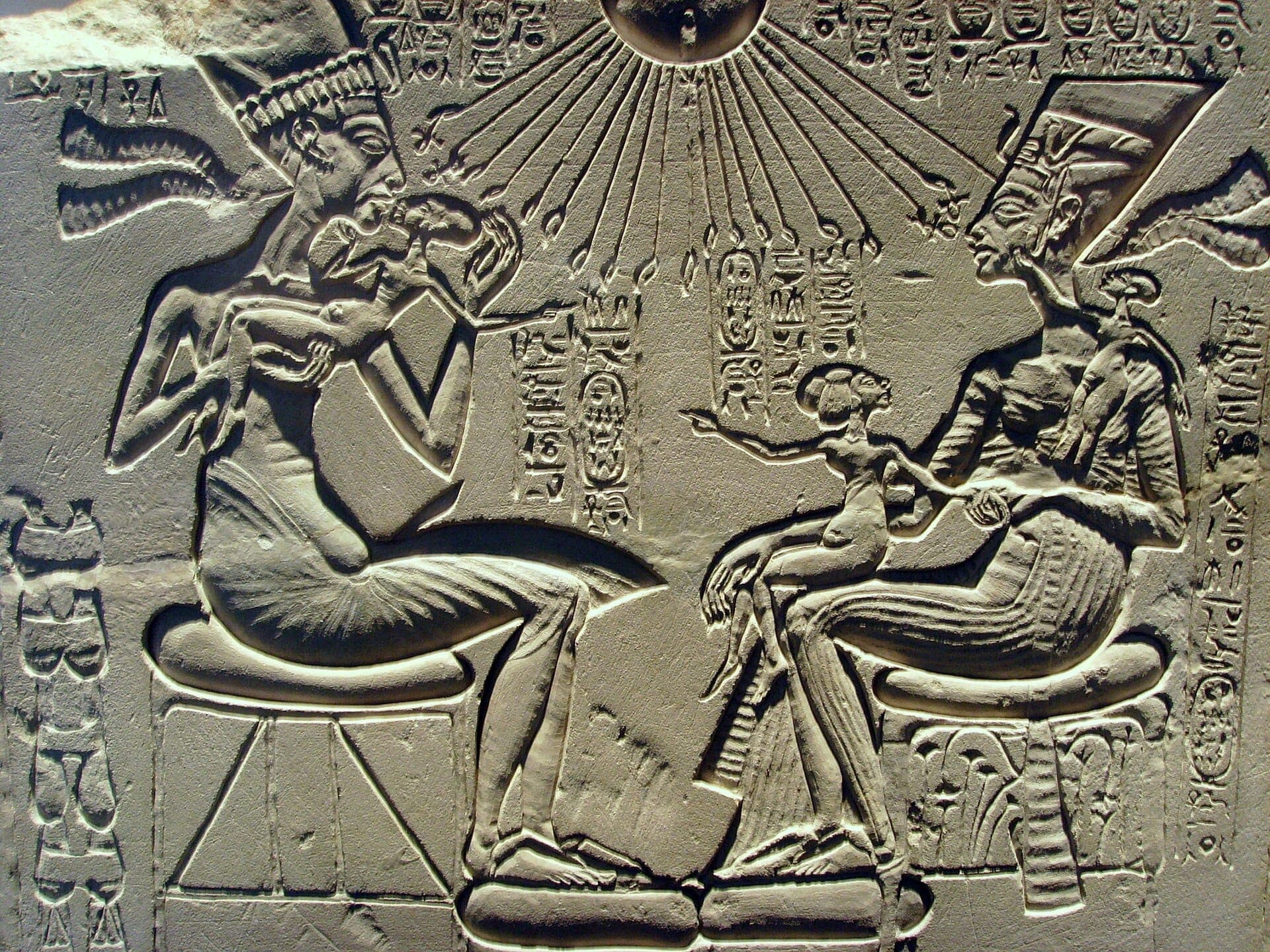 Altar doméstico com Aquenáton, Nefertiti e três filhas, c. 1340 a.C. · myself ( Gerbil from de.wikipedia) · 1 October 2006 (according to Exif data)