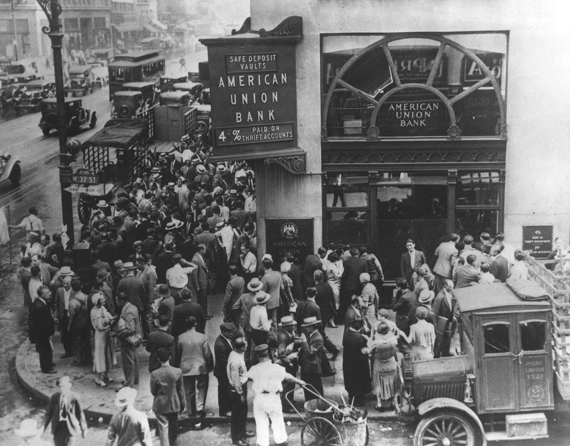 Depositantes diante do American Union Bank fechado, Nova York, 26 de abril de 1932 · Wikideas1 Wikideas1 ( talk ) ( Uploads ) · 1932-04-26