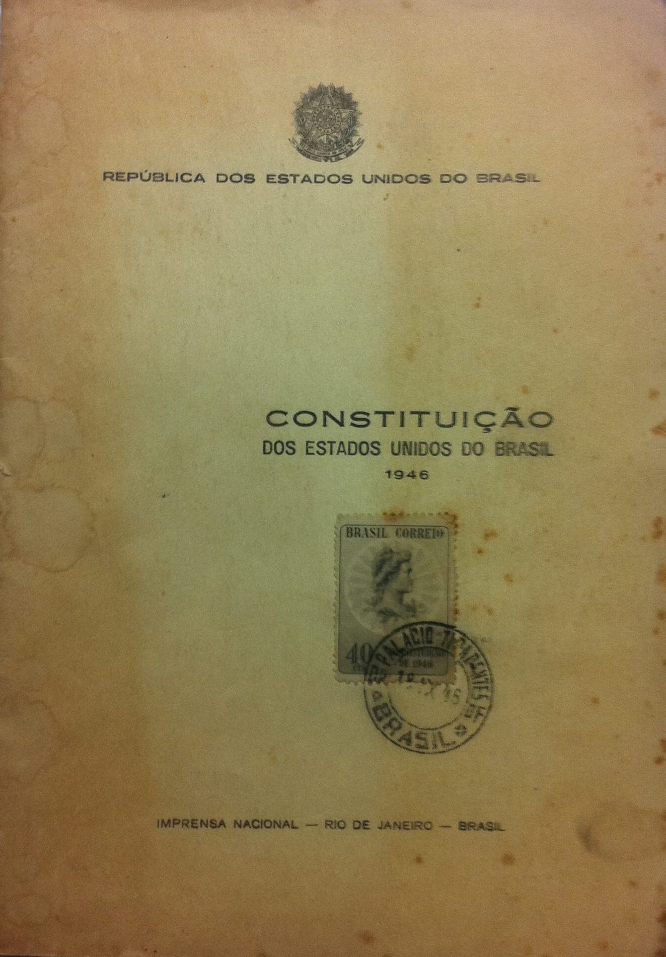 Exemplar original da Constituição de 1946 · Procuradoria Geral do Estado do Rio de Janeiro/Biblioteca Marcos Juruena Villela Souto/Claunir Luiz Tavares · 2014-12-20 20:57:57