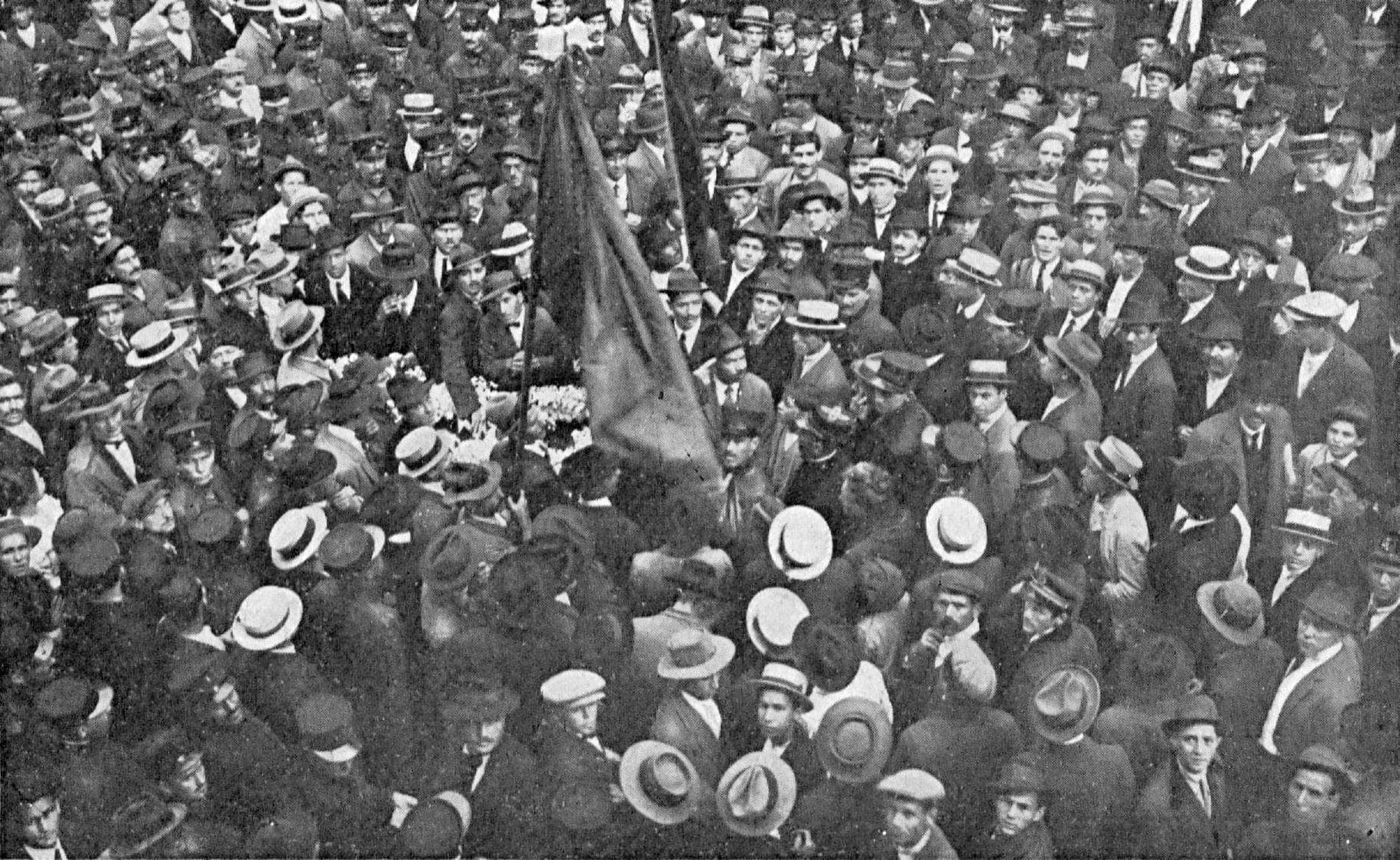 Enterro do sapateiro Martinez, julho de 1917 · Unknown author Unknown author · 1917-07-11