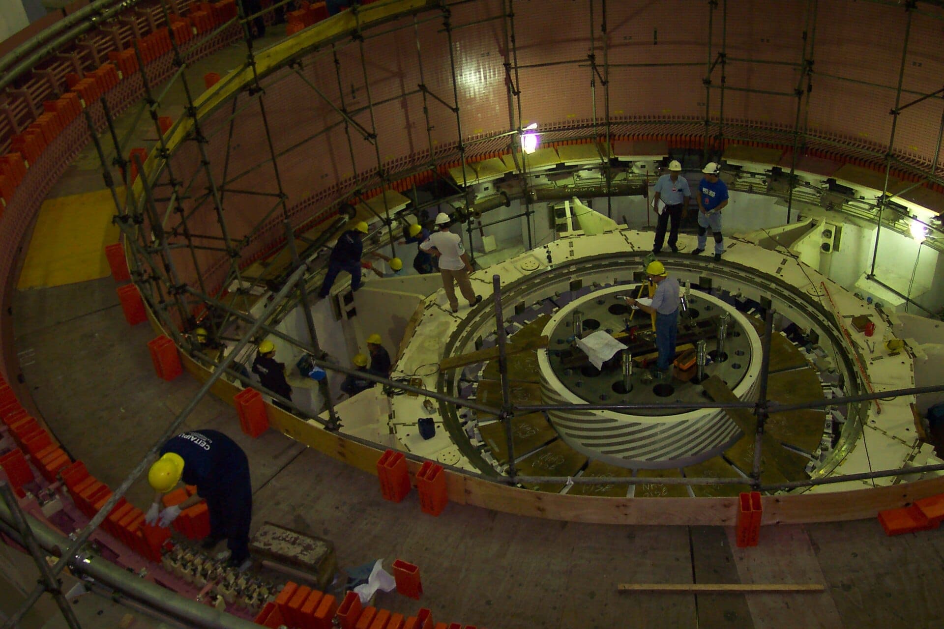 Obras de turbina em Itaipu · Herr stahlhoefer · 2003-09