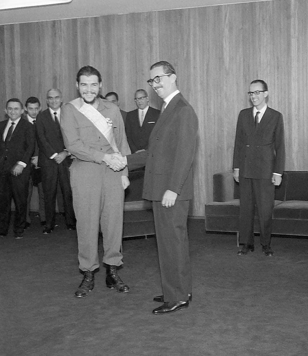 Jânio condecora Che Guevara, 21 de agosto de 1961 · Agência Nacional · Taken on 21 August 1961