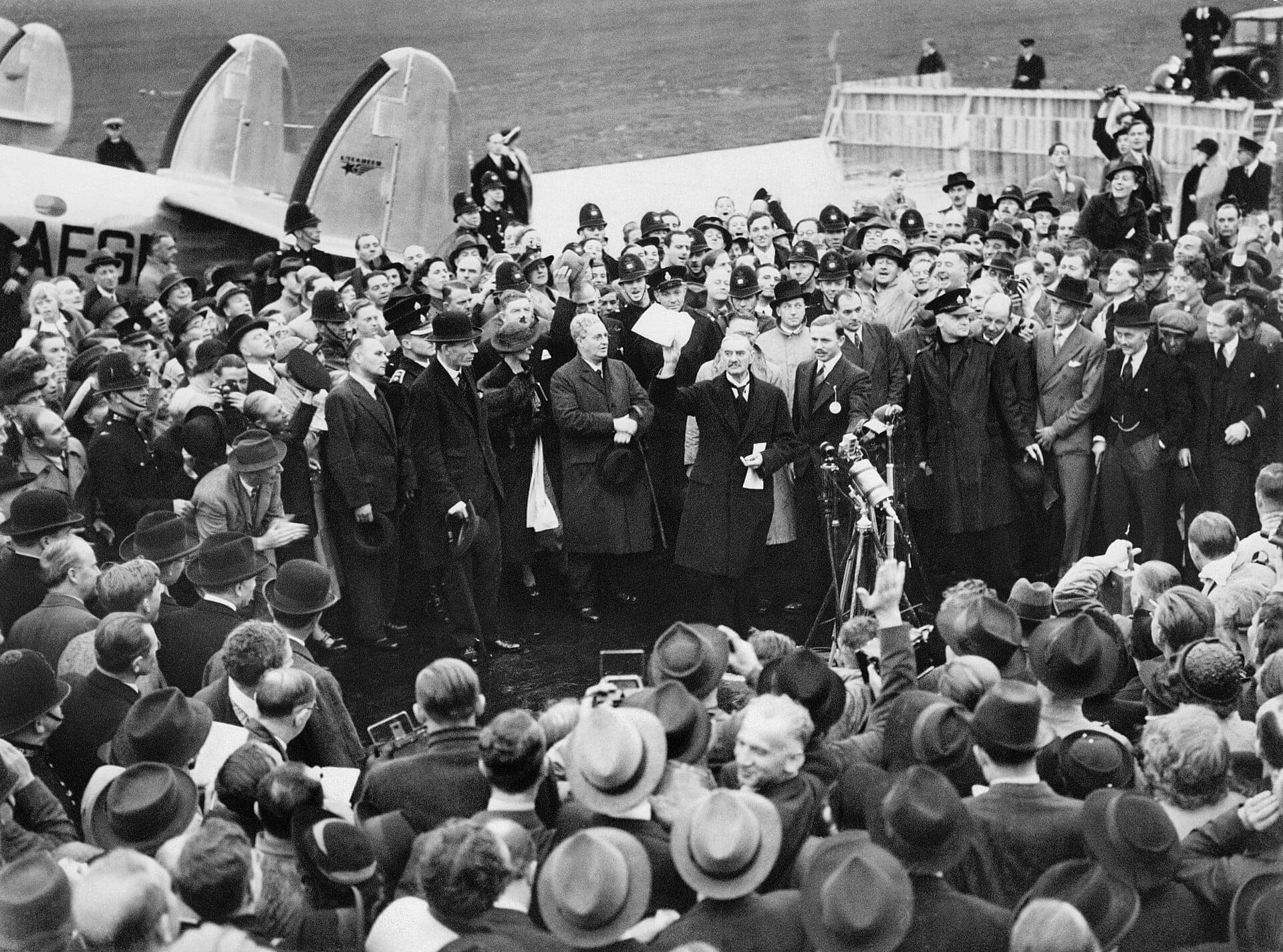 Chamberlain mostra a declaração anglo-alemã no aeródromo de Heston, 30 de setembro de 1938 · Ministry of Information official photographer · Taken on 30 September 1938