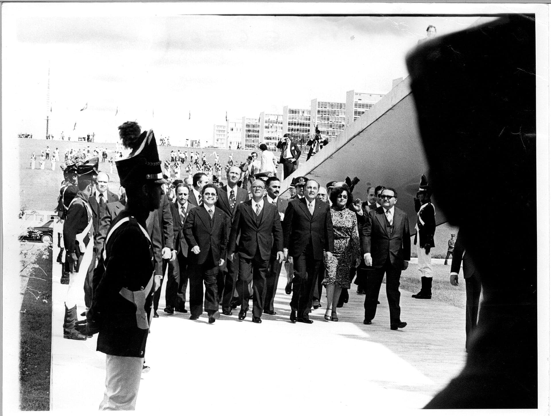 Figueiredo sobe a rampa do Congresso na posse · Senado Federal · 1979-03-15