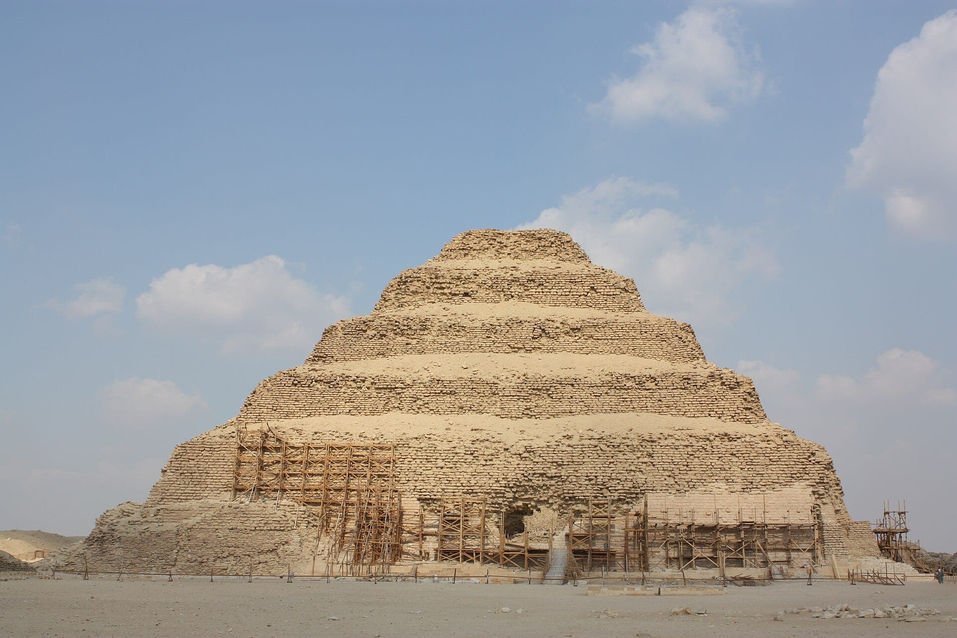 Pirâmide de degraus de Djoser (Zoser), em Saqqara · Wknight94 talk · 2010-02-06