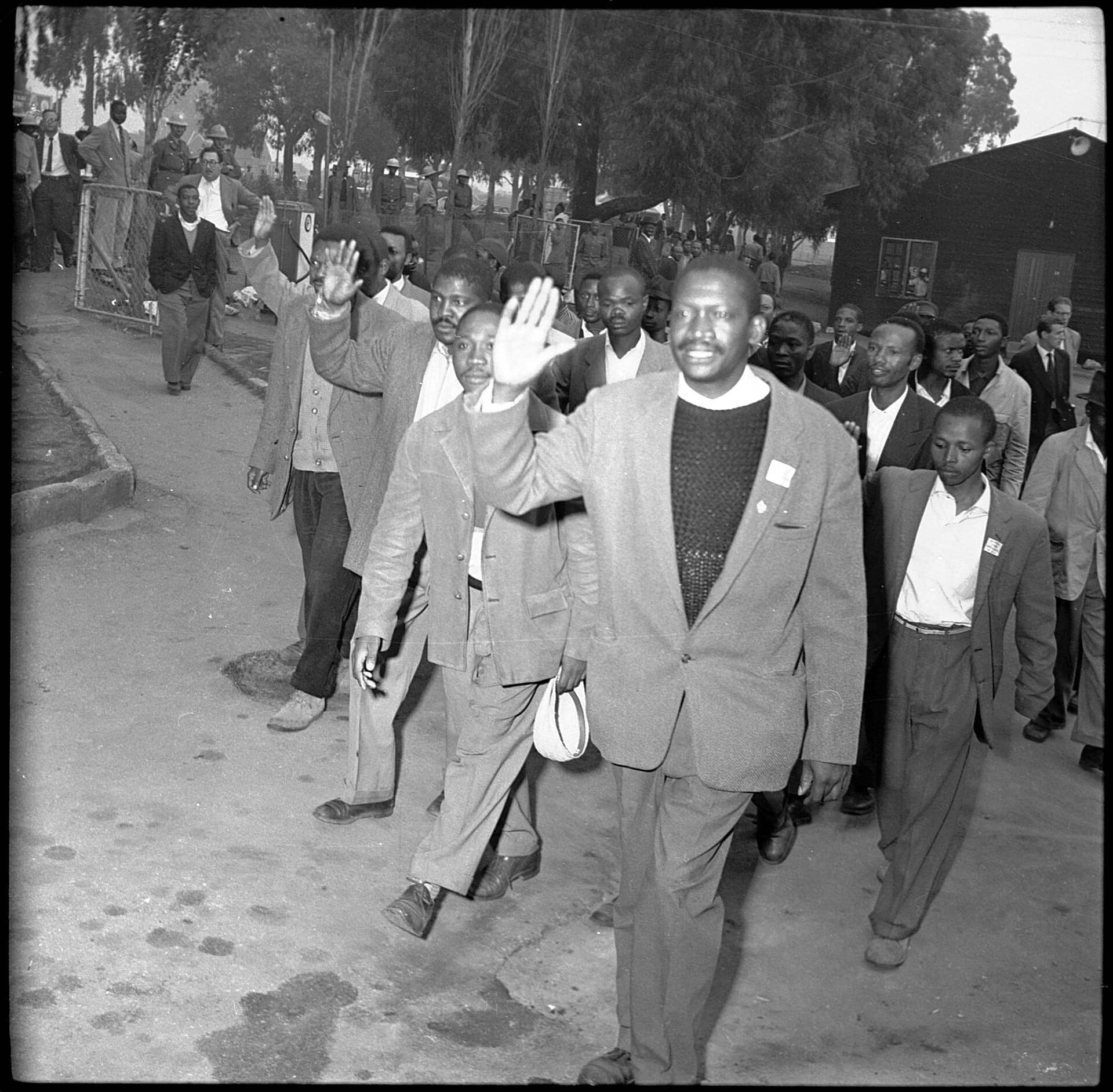 Robert Sobukwe à frente de uma marcha contra o apartheid, antes de abril de 1960 · Unknown author Unknown author · before April 1960