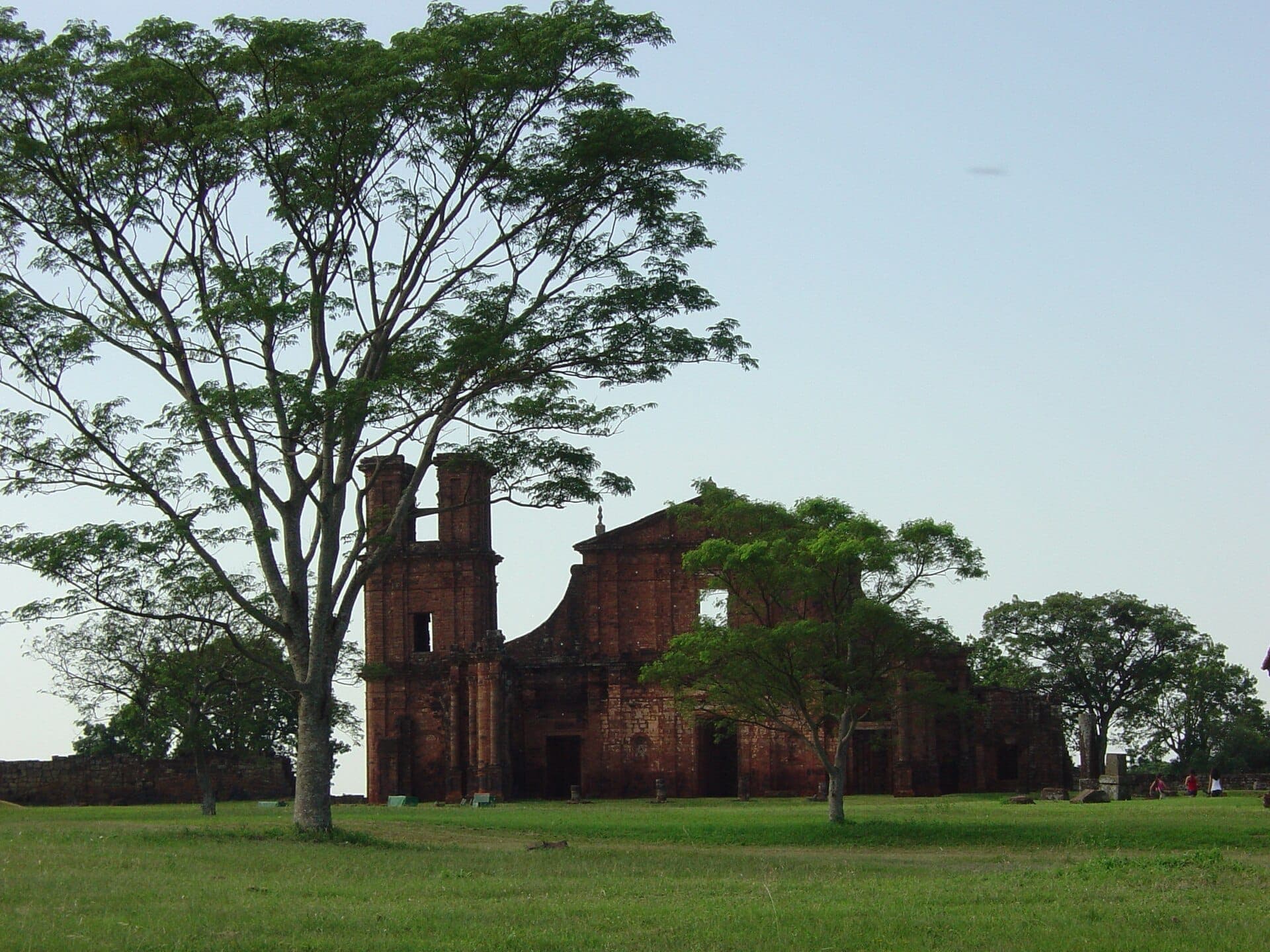 A fachada da igreja de São Miguel · Fernanda Mariani · 2007-12-22 09:24:56