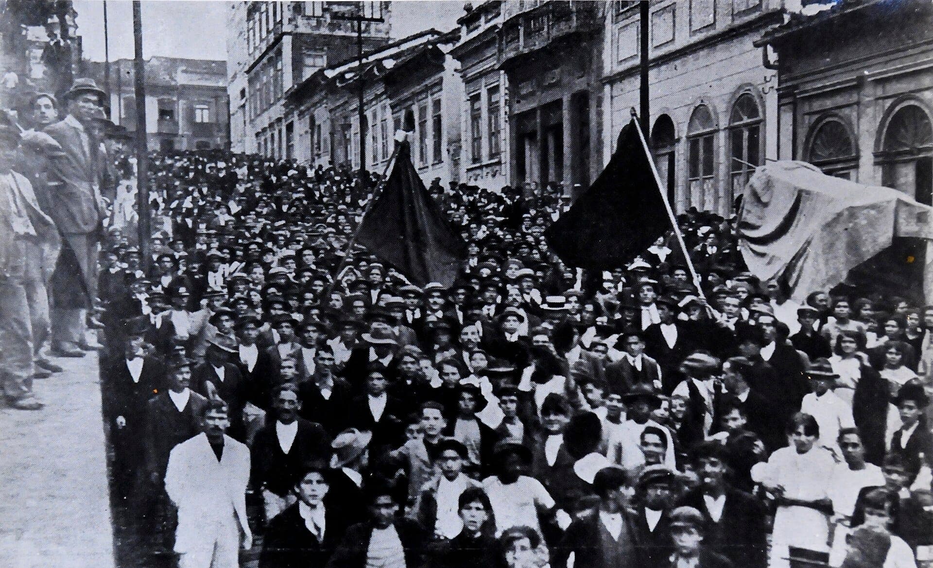 Manifestação com bandeiras vermelhas na greve de 1917 · Unknown author Unknown author · 1917