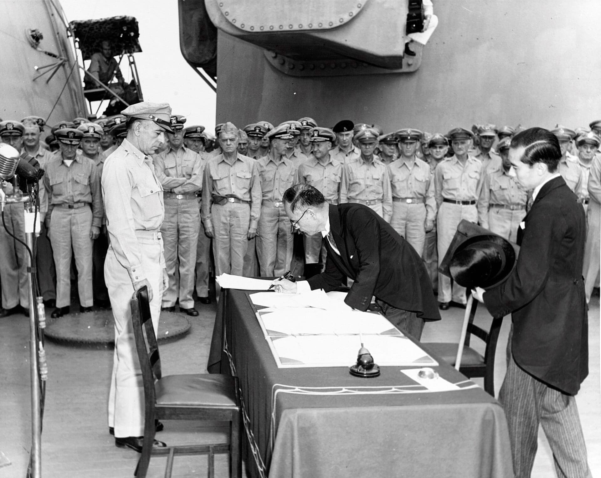 Mamoru Shigemitsu assina a rendição do Japão a bordo do USS Missouri, 2 de setembro de 1945 · Army Signal Corps photographer LT. Stephen E. Korpanty · 1945-09-02