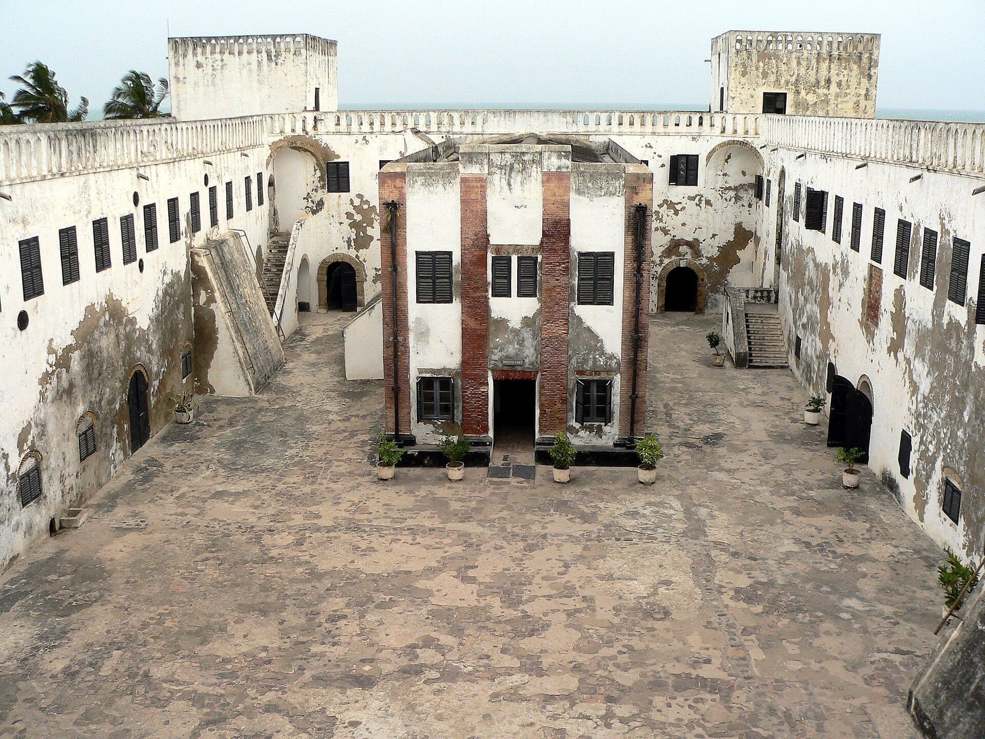 O interior das muralhas, em Elmina · Stig Nygaard from Copenhagen, Denmark · Taken on 6 February 2005, 15:23:00
