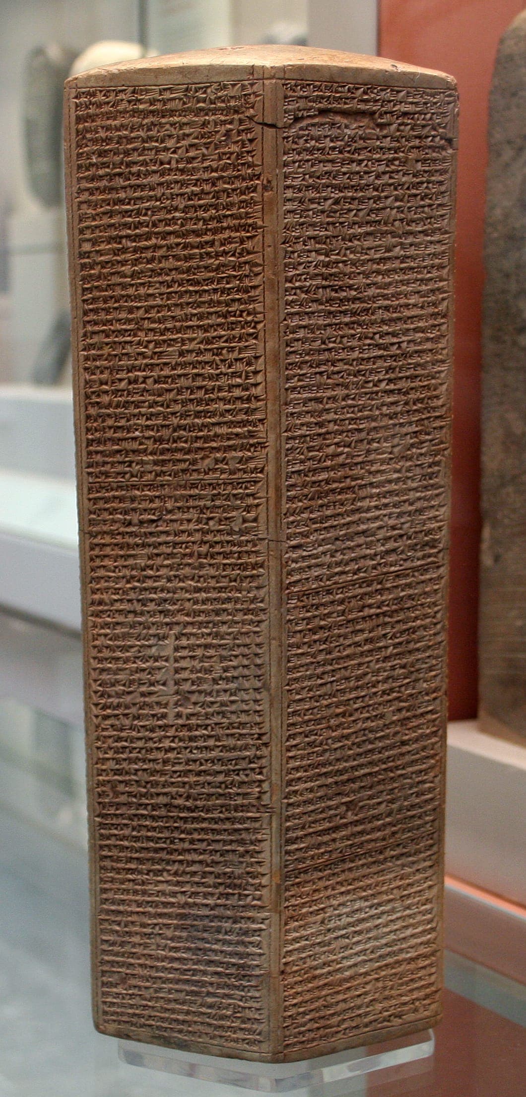 Prisma de Senaquerib (Prisma de Taylor), Assíria, séc. 7 a.C. · This image was produced by me, David Castor ( user:dcastor ). The pictures I submit to the Wikipedia Project are released to the public domain. This gives y