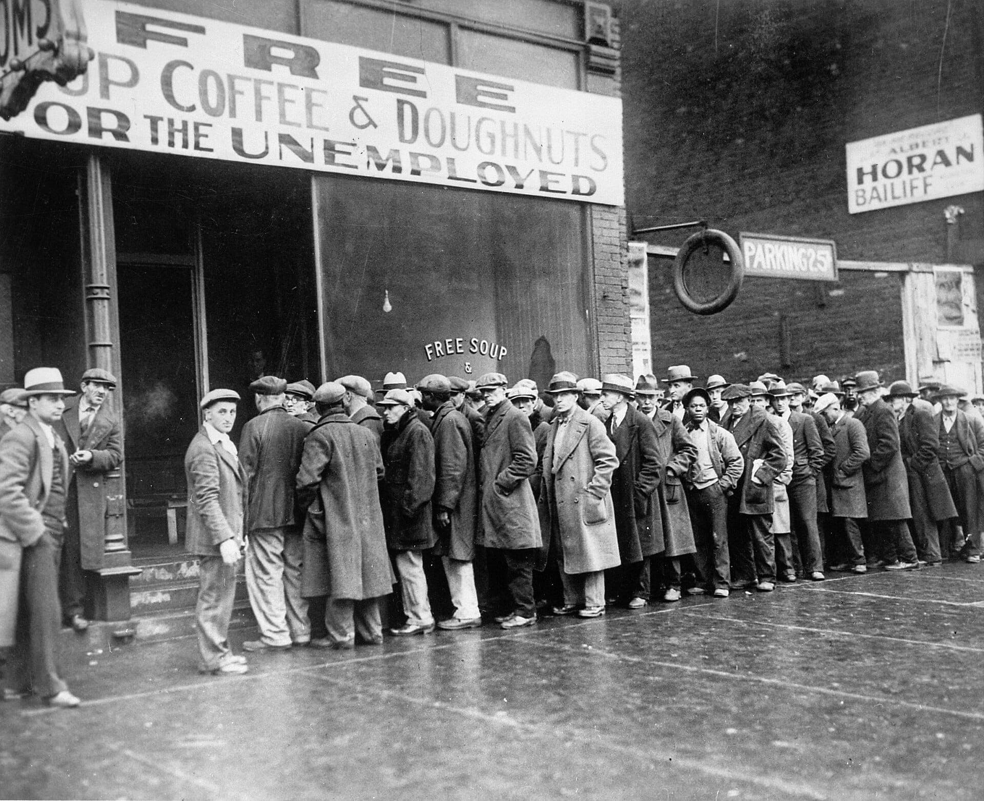 Desempregados na fila de uma cozinha de sopa aberta por Al Capone, Chicago, fevereiro de 1931 · Unknown author Unknown author or not provided · February 1931