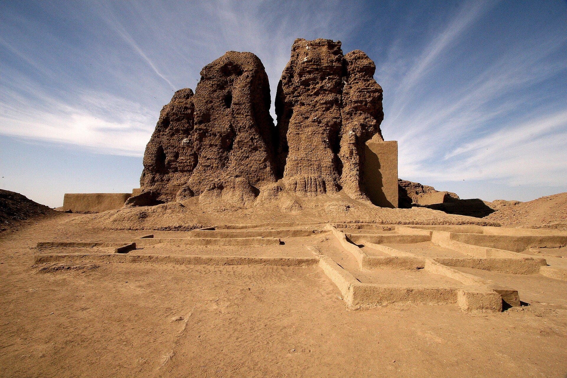 A Dufufa do Oeste, grande construção de tijolo cru em Kerma · walter callens · 2009-03-26