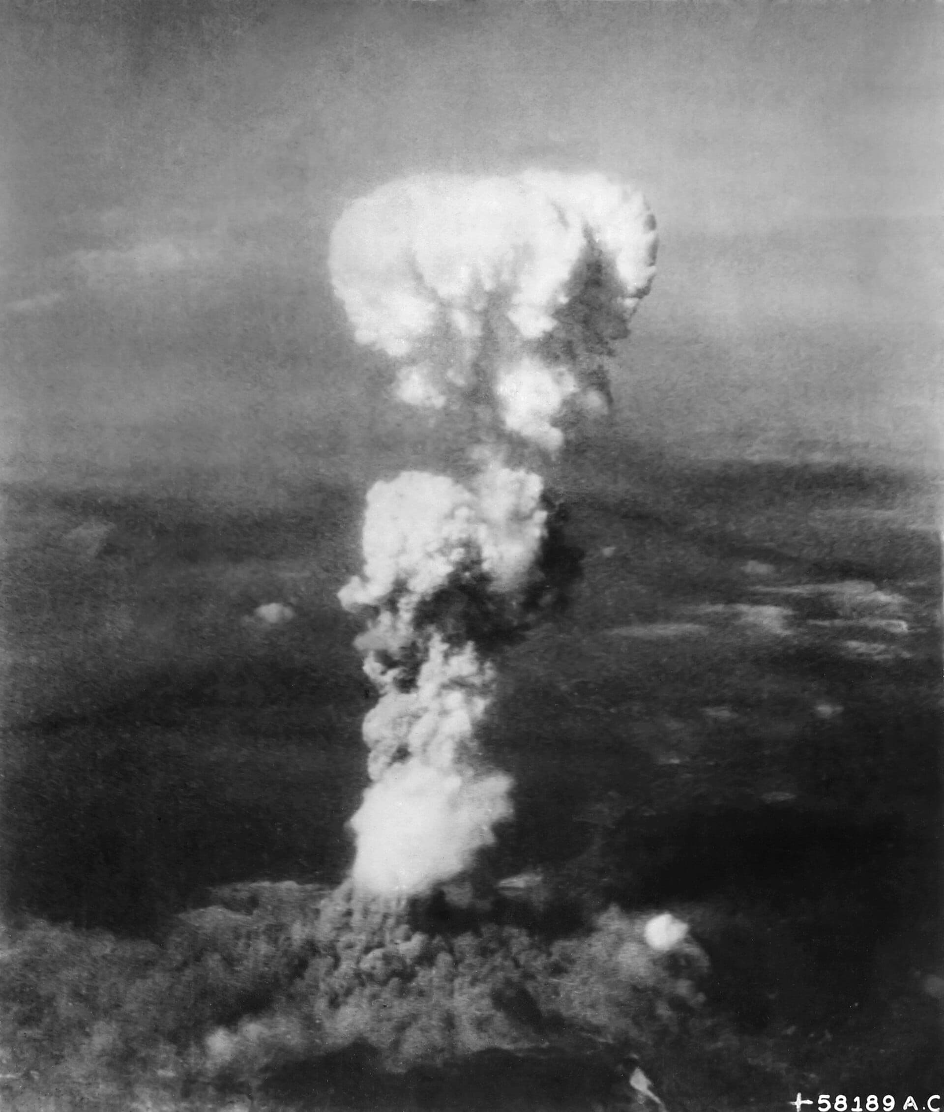 A nuvem sobre Hiroshima, 6 de agosto de 1945 · George R. Caron · 1945-08-06