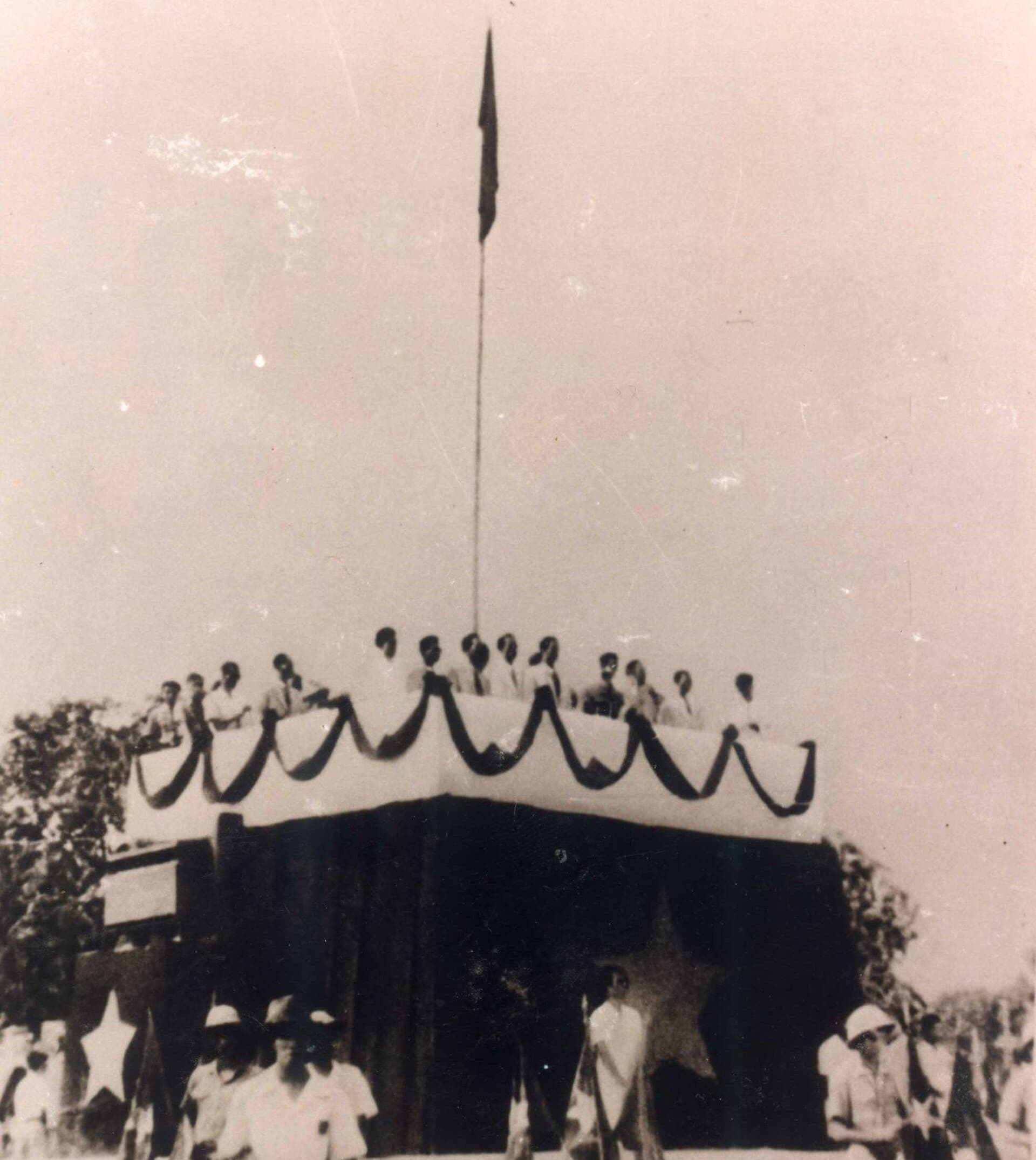 Praça Ba Dinh, Hanói, 2 de setembro de 1945 · Unknown author Unknown author · Taken on 2 September 1945
