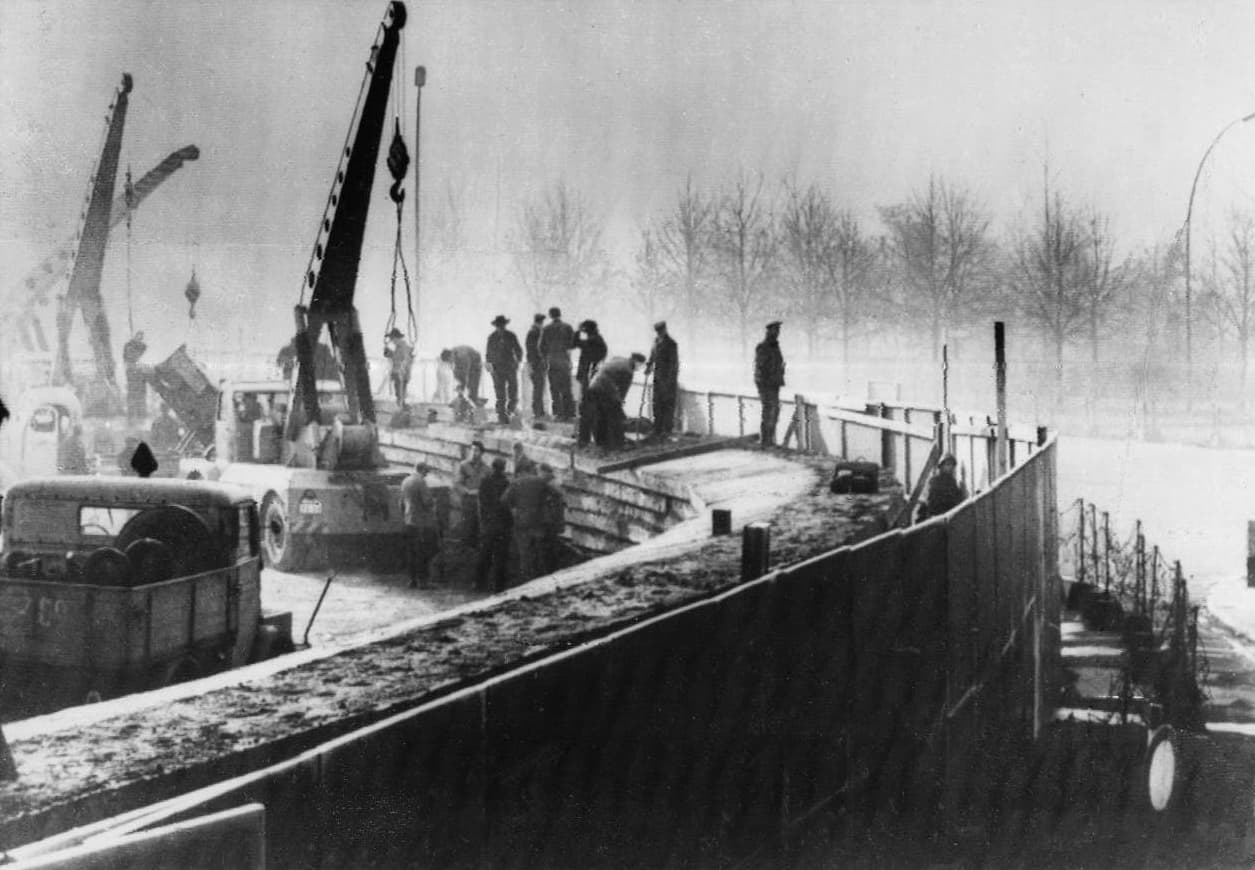 Operários da Alemanha Oriental erguem o Muro de Berlim, 20 de novembro de 1961 · National Archives · 1961-11-20