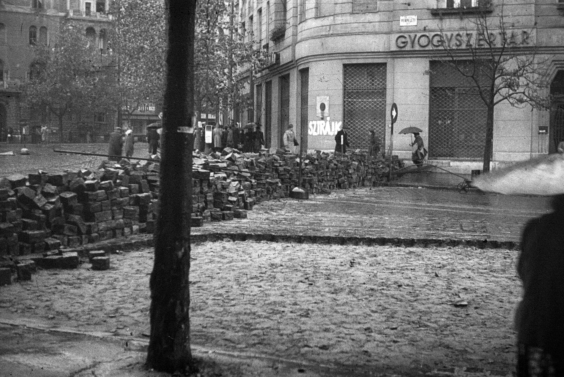 Barricada de paralelepípedos em Budapeste, 1956 · Fortepan adományozó NAGY GYULA · 1956