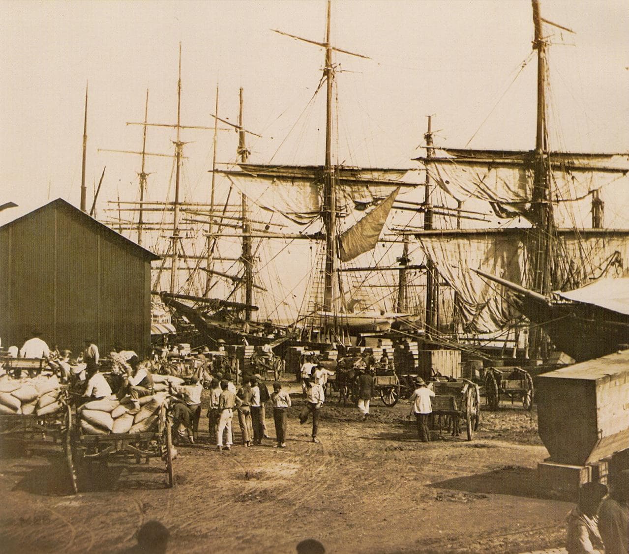 Embarque de café no porto de Santos, c. 1880 · Marc Ferrez · circa 1880