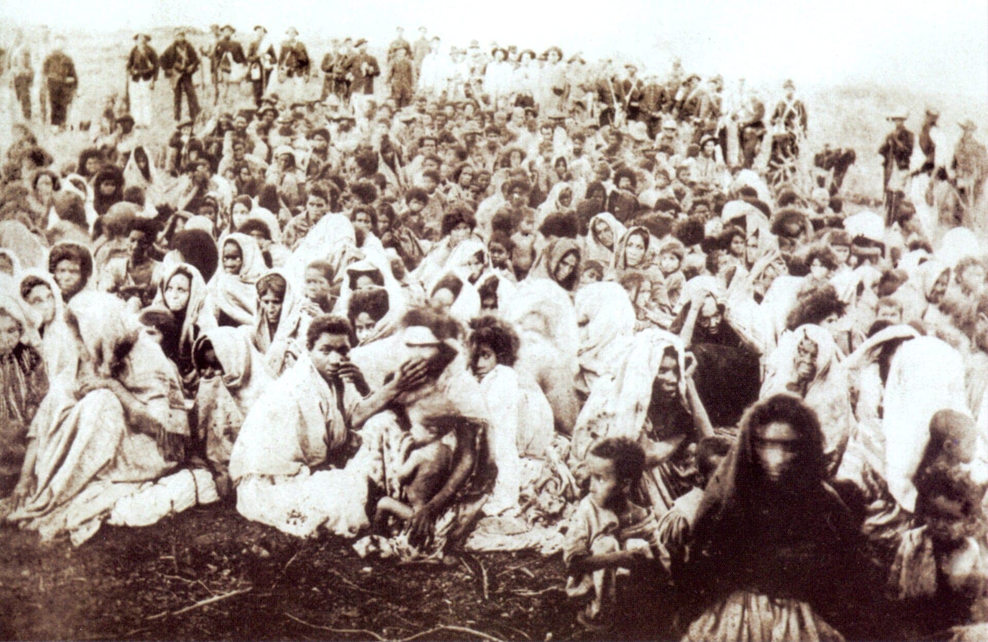 A população sobrevivente de Canudos, 1897 · Flávio de Barros · 1897