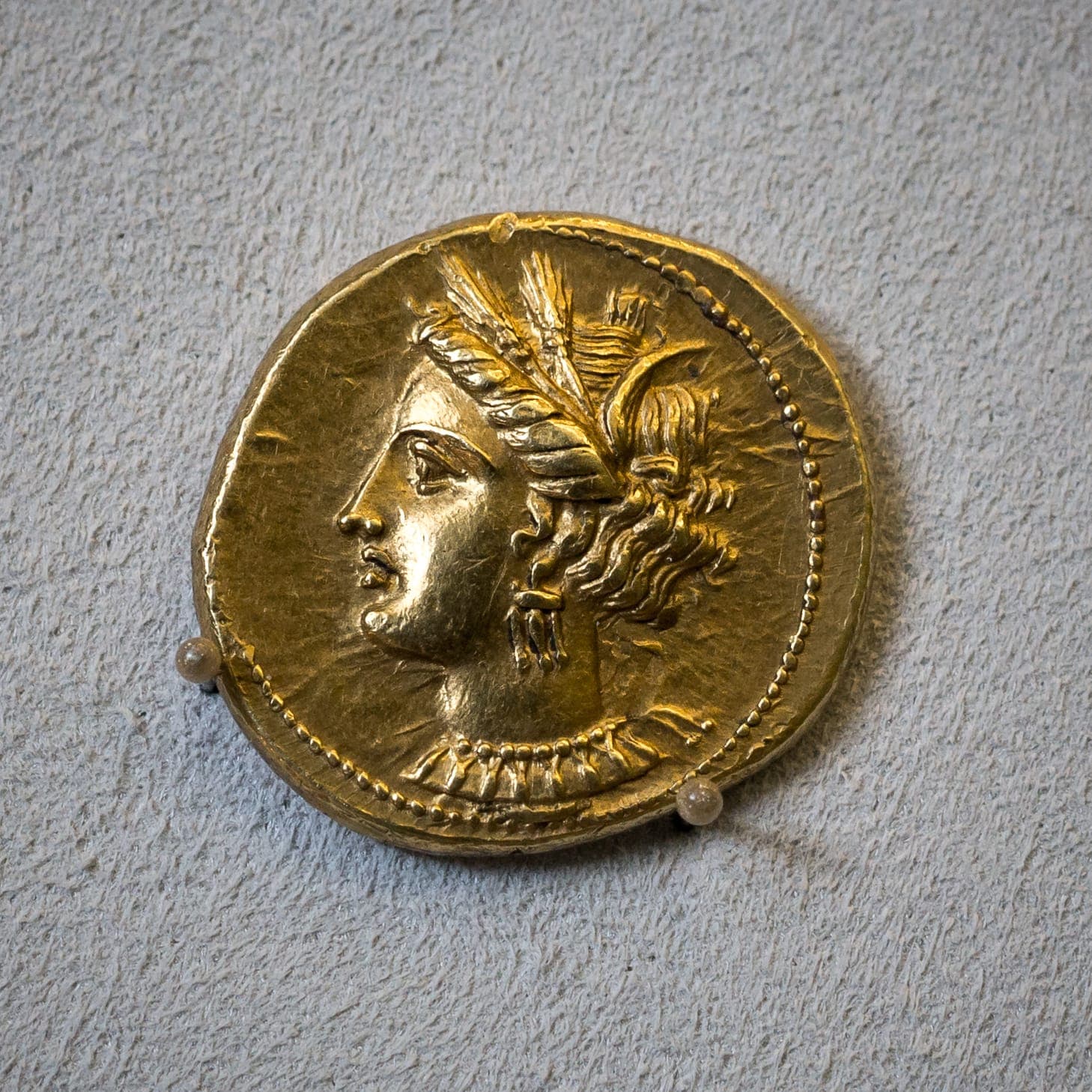 Estáter de ouro de Cartago com cabeça de Tanit coroada de espigas, c. 350-270 a.C., Münzkabinett de Berlim · ArchaiOptix · 2015-08-29 12:36:00