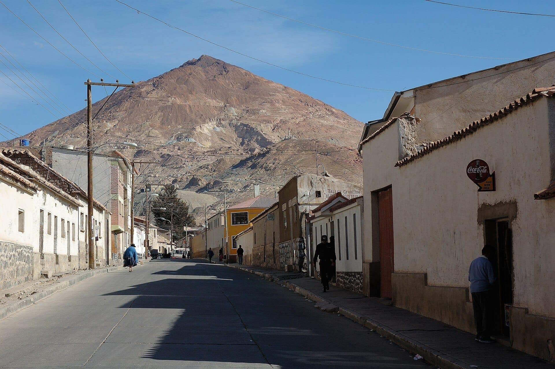 O Cerro Rico de Potosí, na atual Bolívia · Christophe Meneboeuf · 2006