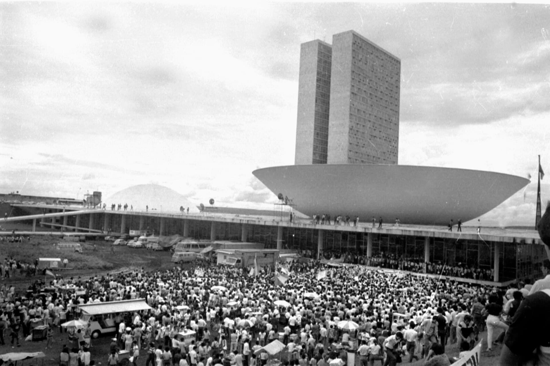Manifestação diante do Congresso durante a eleição de Tancredo · Senado Federal · 2010-09-10 15:23