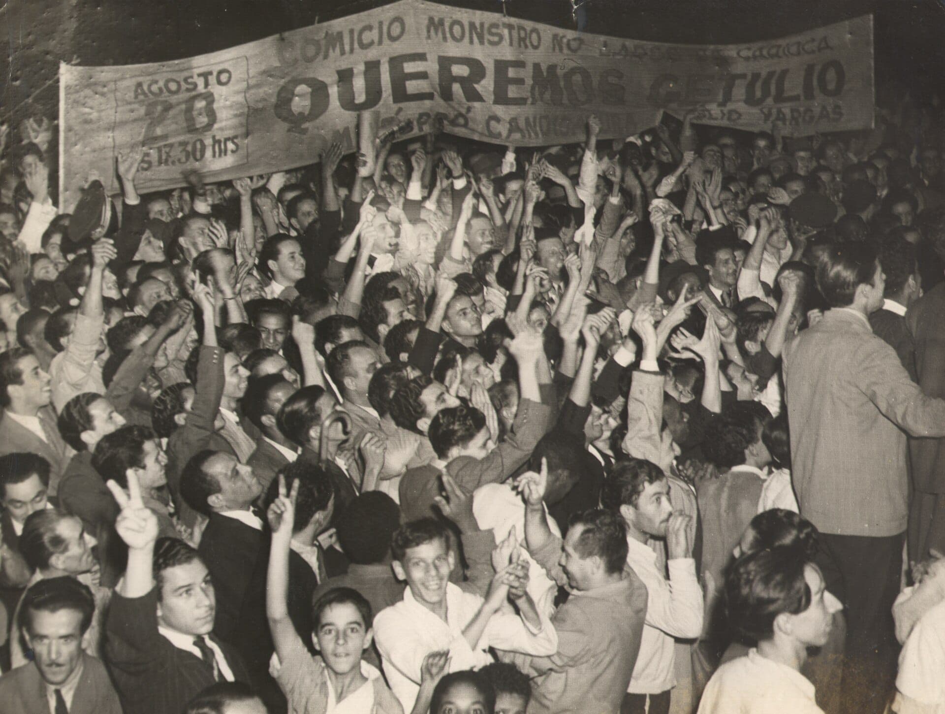 Manifestação por Vargas, agosto de 1945 · Unknown Unknown · 21 August 1945