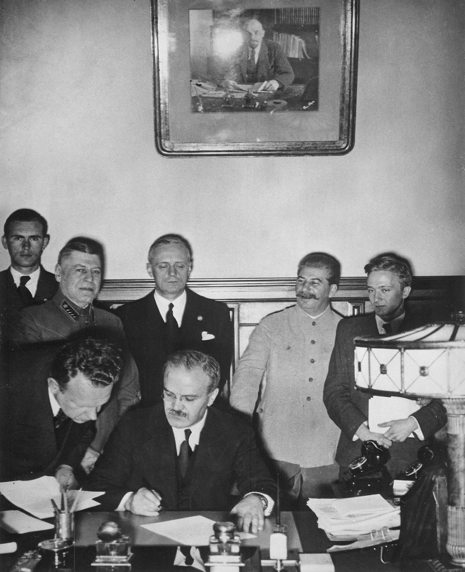 Molotov assina um acordo germano-soviético em Moscou, 1939, diante de Ribbentrop e Stálin · Unknown author Unknown author · August 23, 1939 September 28, 1939