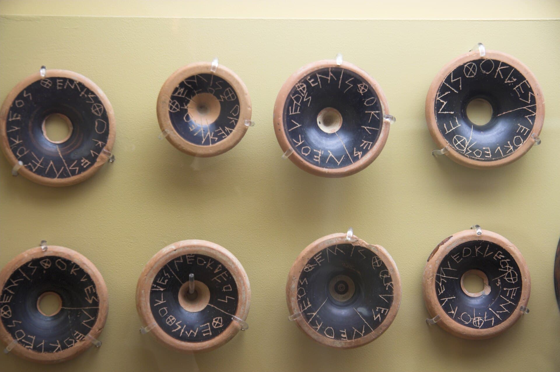 Óstracos com o nome de Temístocles, Museu da Ágora de Atenas · Zde · 2008-07-08 12:00:15