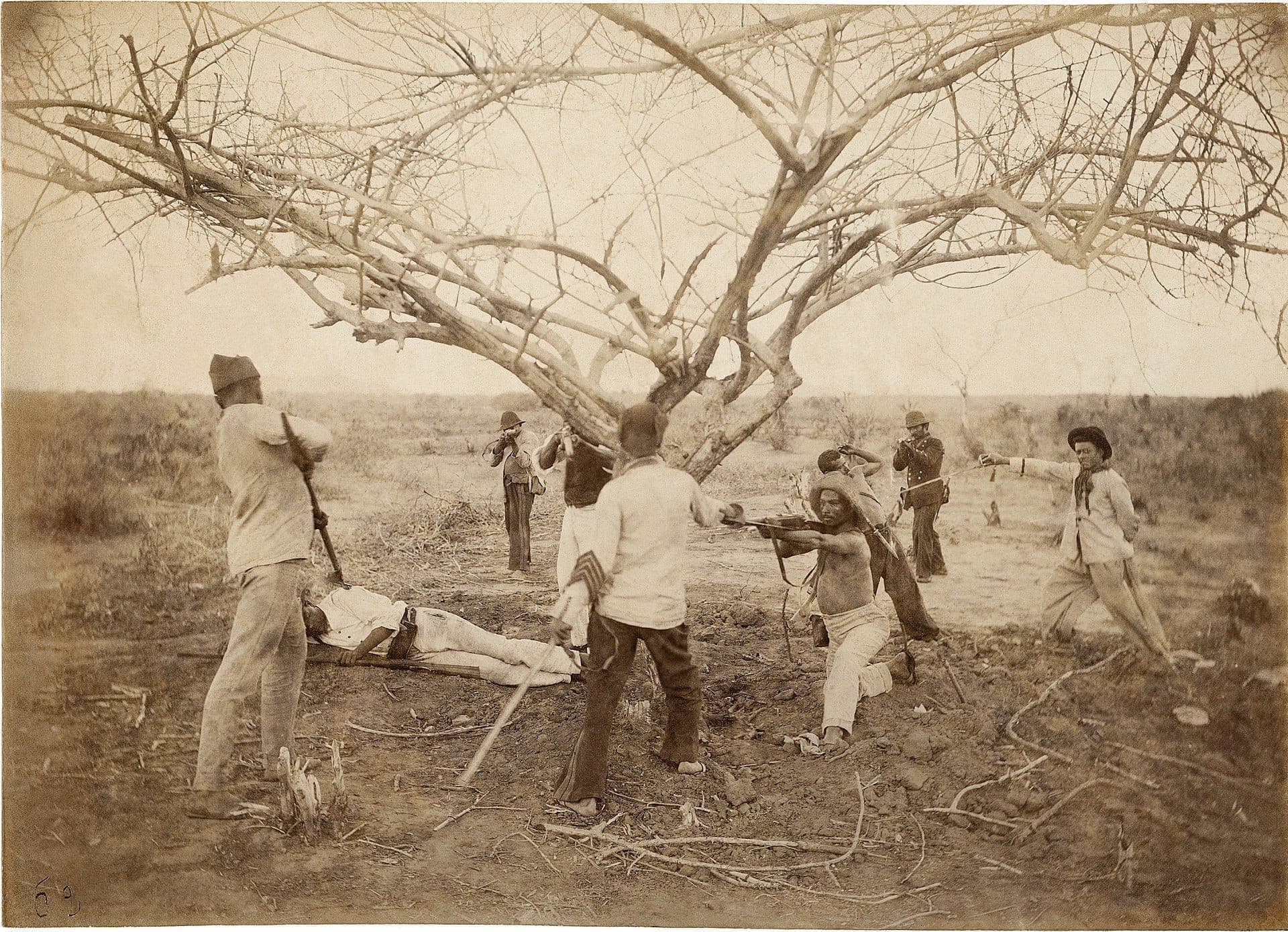 Cena encenada da prisão de sertanejos pela cavalaria · Flávio de Barros · 1897