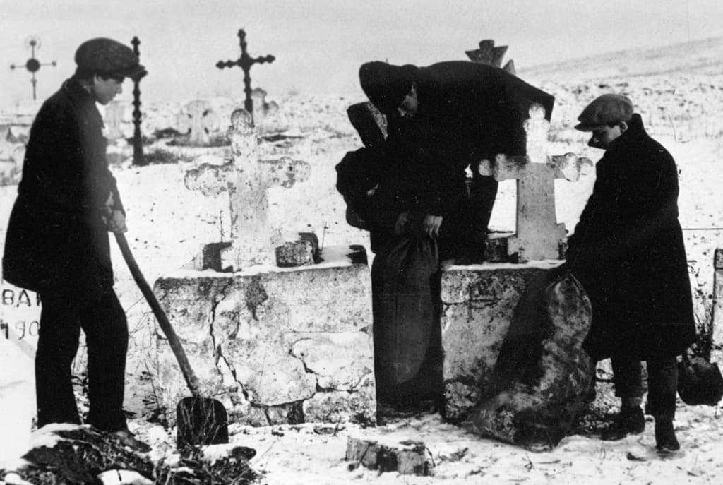 “Confiscando grãos dos cúlaques”, Ucrânia, novembro de 1930 · Alpert / Макс Альперт · Taken on 1 November 1930