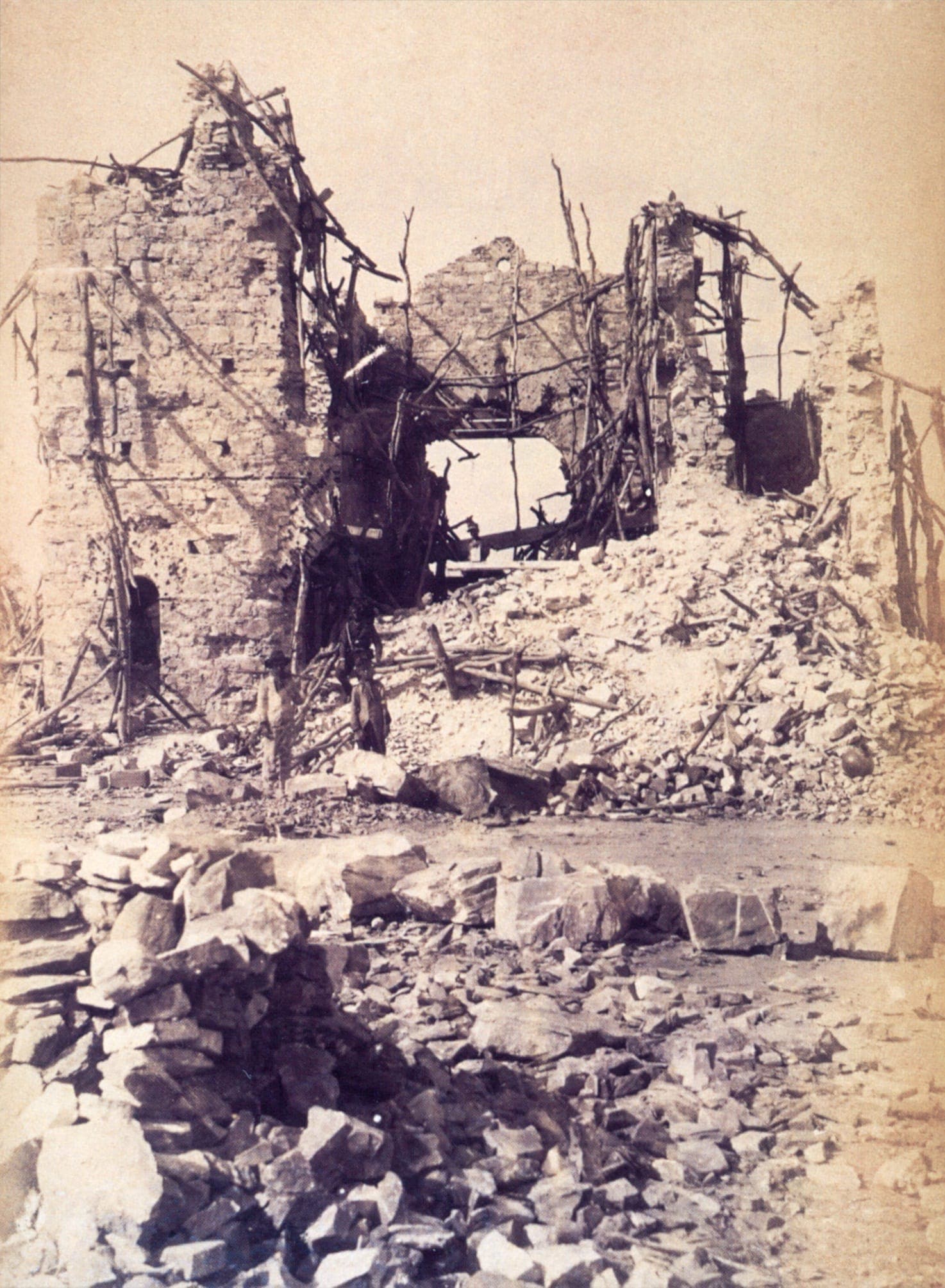 Ruínas da igreja do Bom Jesus, em Canudos · Flávio de Barros · 1897