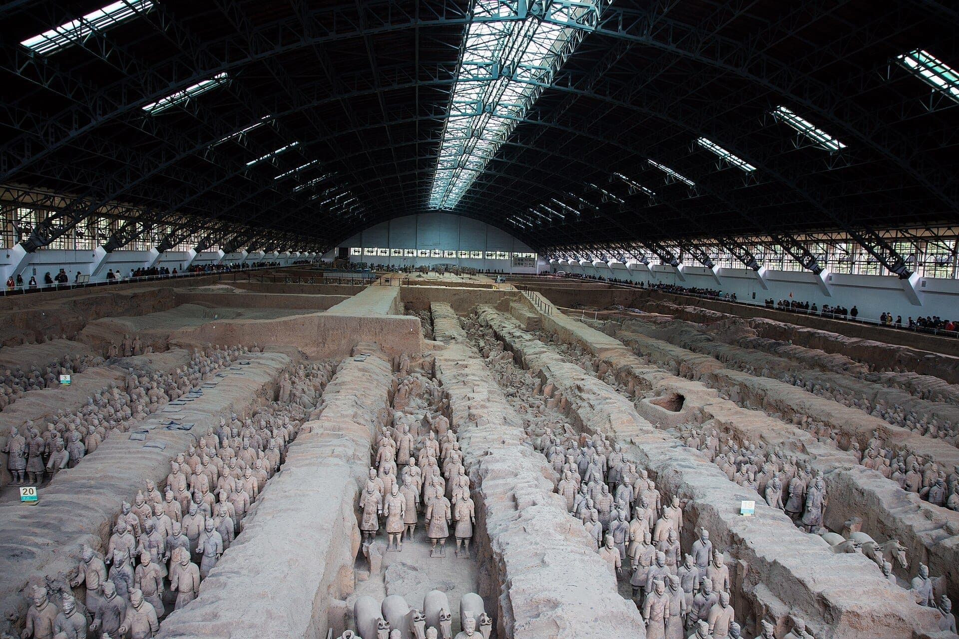 Fileiras de soldados de terracota na fossa 1 do túmulo do Primeiro Imperador, Xi'an · Jmhullot · 2015-04-19 10:44:47