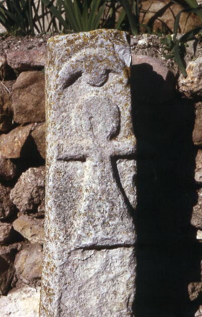 Estela do tofet de Cartago com a figura de braços erguidos · Michel-georges bernard · 1975