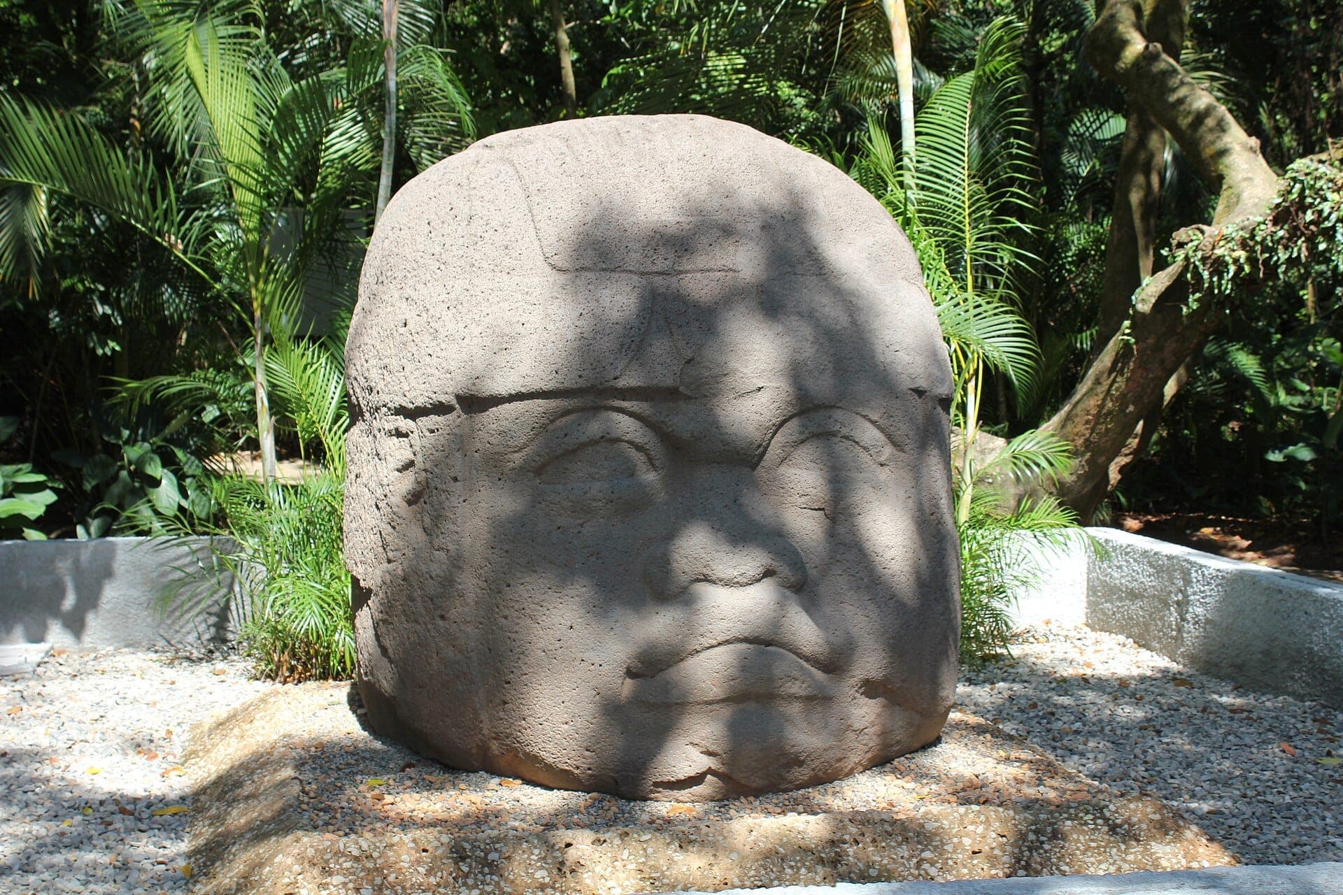 Cabeça colossal olmeca (Monumento 1 de La Venta), Parque-Museo La Venta, Villahermosa · Arian Zwegers from Brussels, Belgium · 2015-04-01 09:52