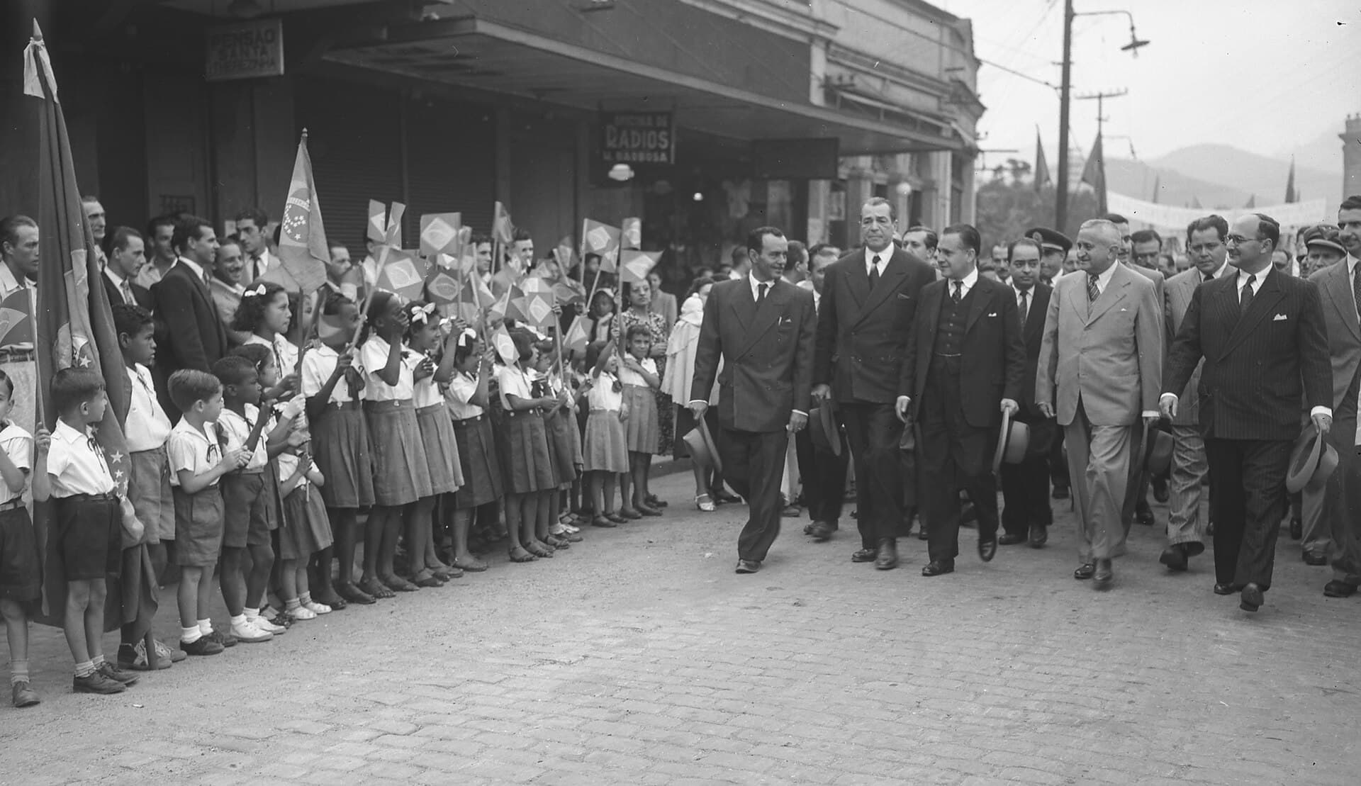 Dutra em visita a Barra do Piraí, 1947 · Unknown author Unknown author · 25 August 1947